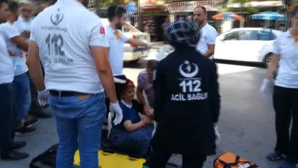 Gebze'de Hafif Ticari Aracın Çarptığı 2 Kişi Yaralandı