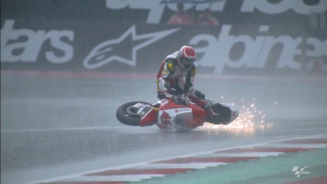 Un pilote de MotoGP surfe sur sa moto