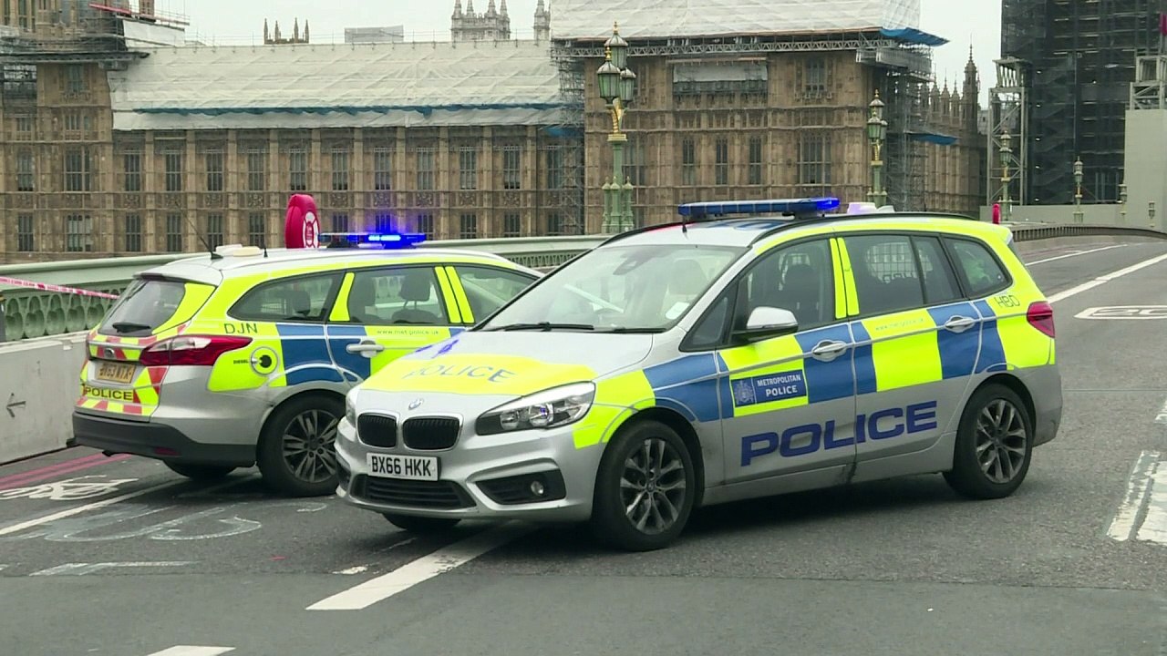 Carro avança contra Parlamento britânico