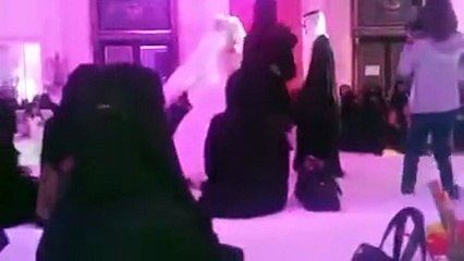 بالفيديو شاب يحتضن عروسه امام الحضور خلال حفل زفافهم بالسعودية