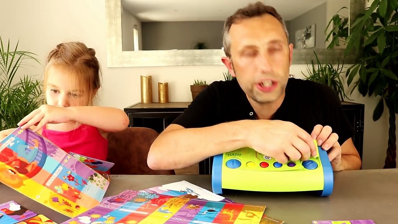 Papa et Ellie s'affrontent lors d'un QUIZ interactif trop génial ! Conector Quiz EDUCA !