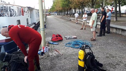 Nancy : le "Princess" piégé par de la fibre optique immergée, les plongeurs en action