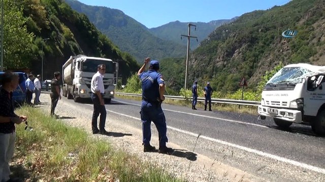 Yakıt dolu tanker takla attı, litrelerce yakıt yola döküldü