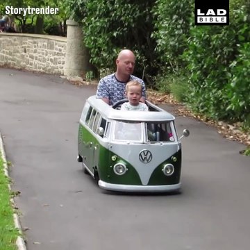 Ce papa a fabriqué un mini VW Camper Van qui roule...