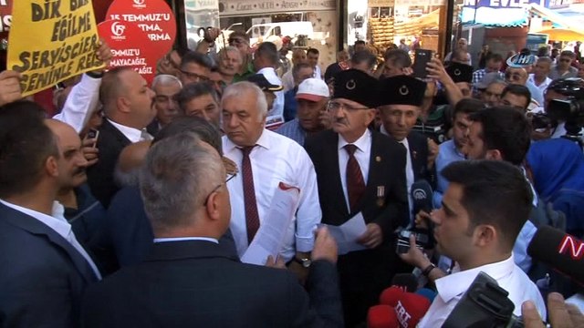 STK üyelerinden 'Döviz bozdurma' eylemi