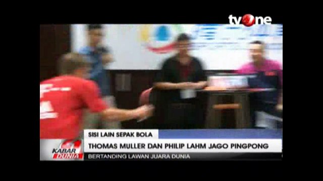 Aksi Muller dan Lahm Melawan Juara Tenis Meja