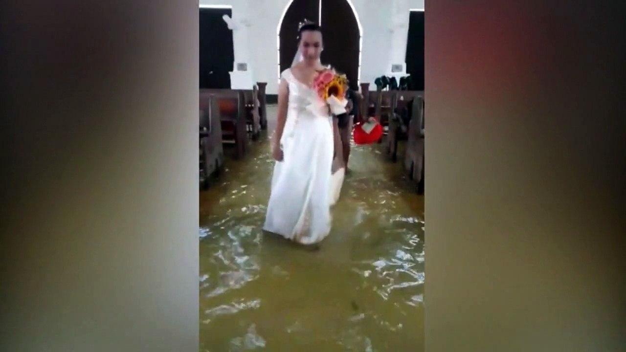 La boda del monzón: una pareja se casa en una iglesia inundada