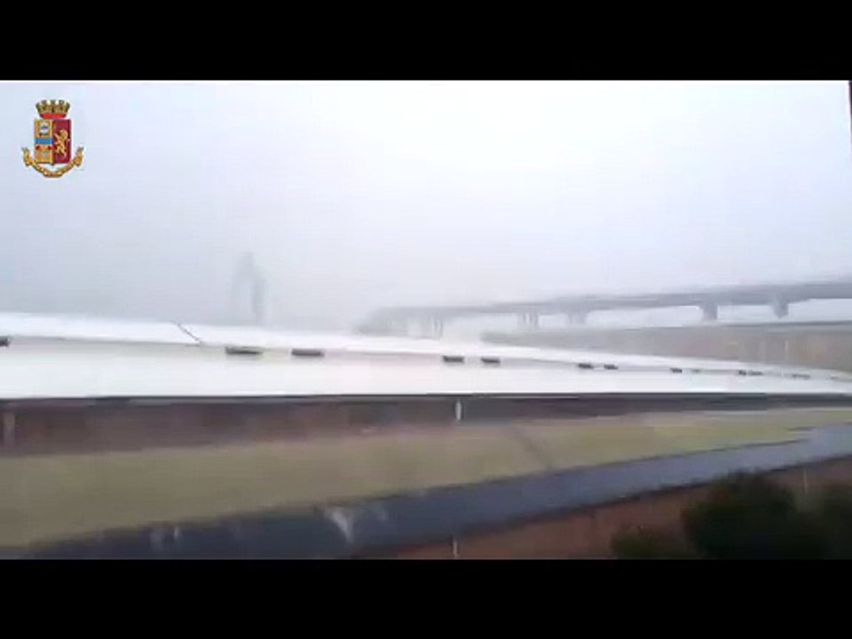Gênes - Les images glaçantes d'un homme qui filme l'effondrement du viaduc et hurle son désespoir