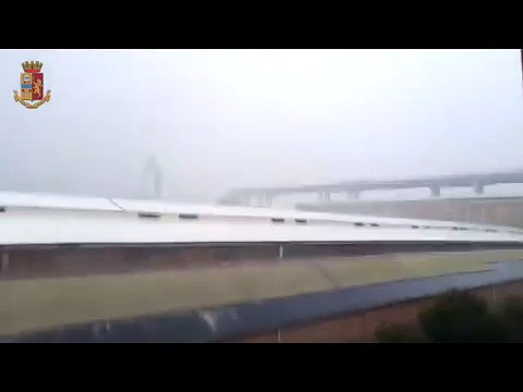 Gênes - Les images glaçantes d'un homme qui filme l'effondrement du viaduc et hurle son désespoir