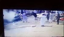فيديو لحظة إنقاذ شاب لأطفال احترقت سيارة أمام بيتهم