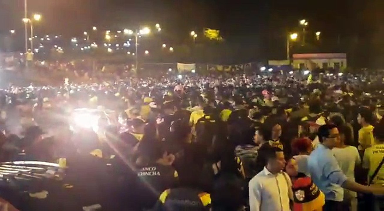 Emotivo recibimiento a los féretros de los barcelonistas