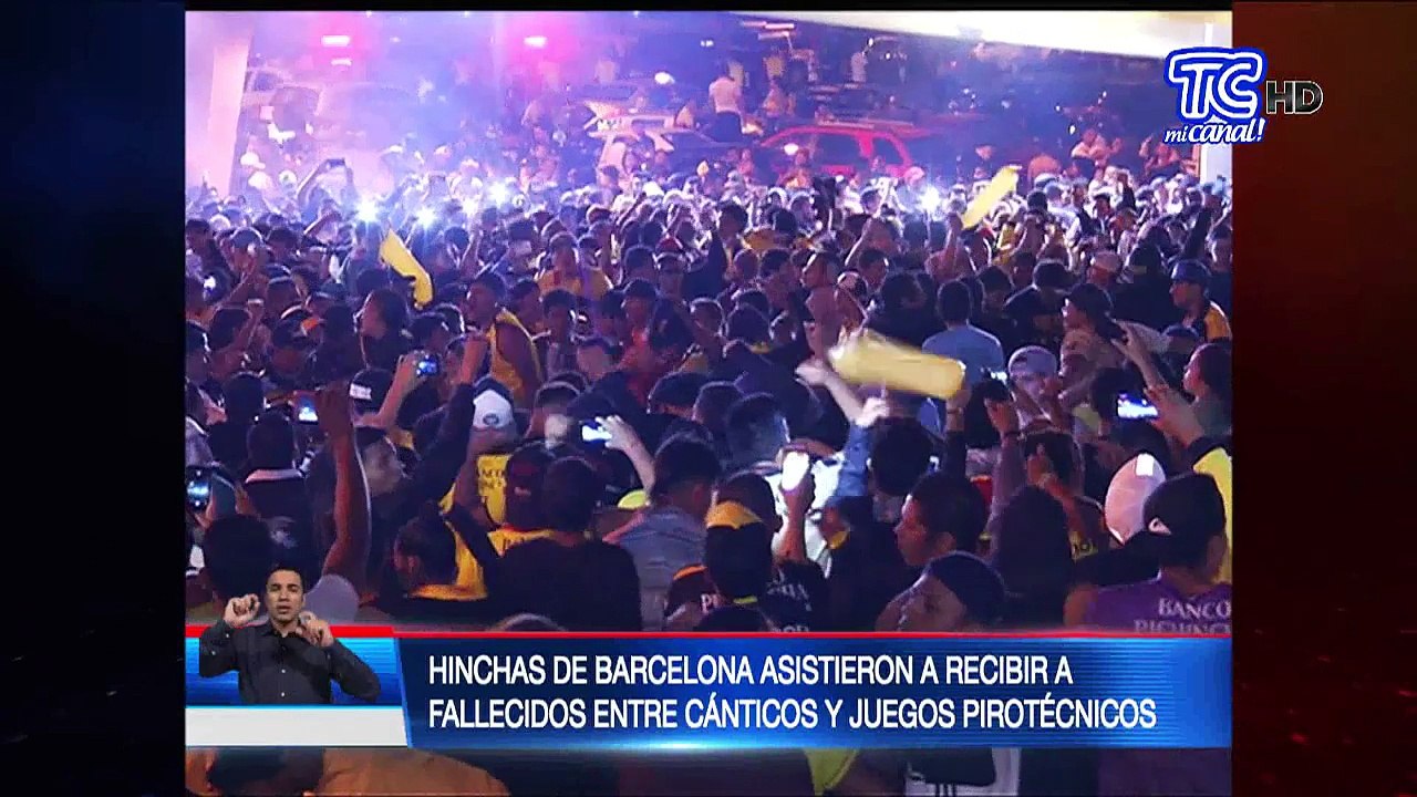 Hinchas de Barcelona asistieron a recibir a fallecidos entre cánticos y juegos pirotécnicos