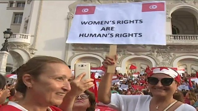 تونسيات يتظاهرن احتجاجا على اقتراح السبسي حول المساواة بالميراث