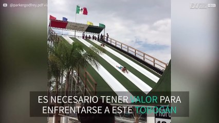 Tobogán acuático lanza por los aires a una mujer