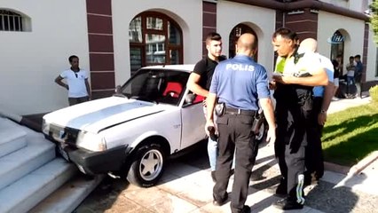 Kontrolden Çıkan Otomobil Manisa Valiliği Merdivenlerine Çarptı