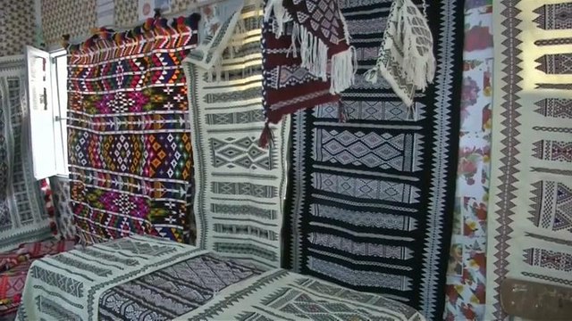 فيديو: الأمازيغ في الجزائر يخوضون معركة بقاء صناعة السجاد