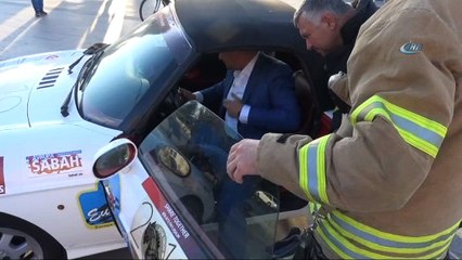 Ralli aracının motoruna sıkışan kediyi itfaiye kurtardı