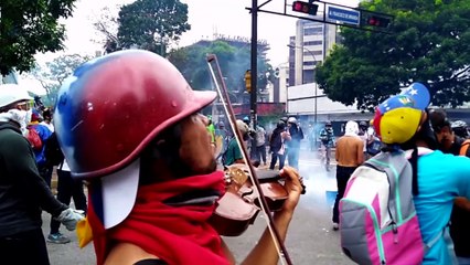 Wuilly Arteaga, un violinista que se hizo famoso en las marchas de Venezuela