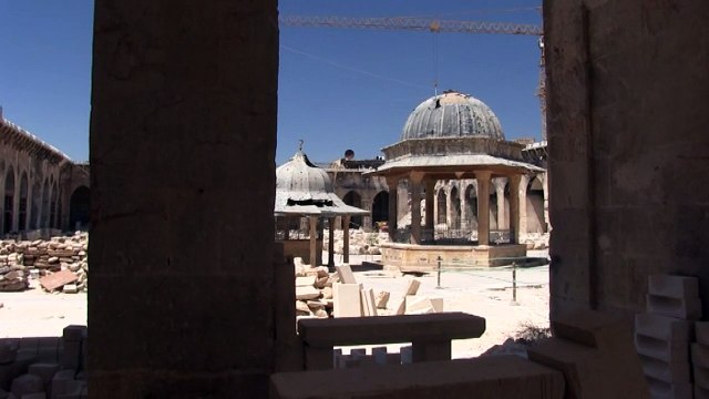 Des ouvriers syriens rénovent la Grande Mosquée des Omeyyades