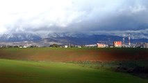 Neige et nuages sur la montagne.