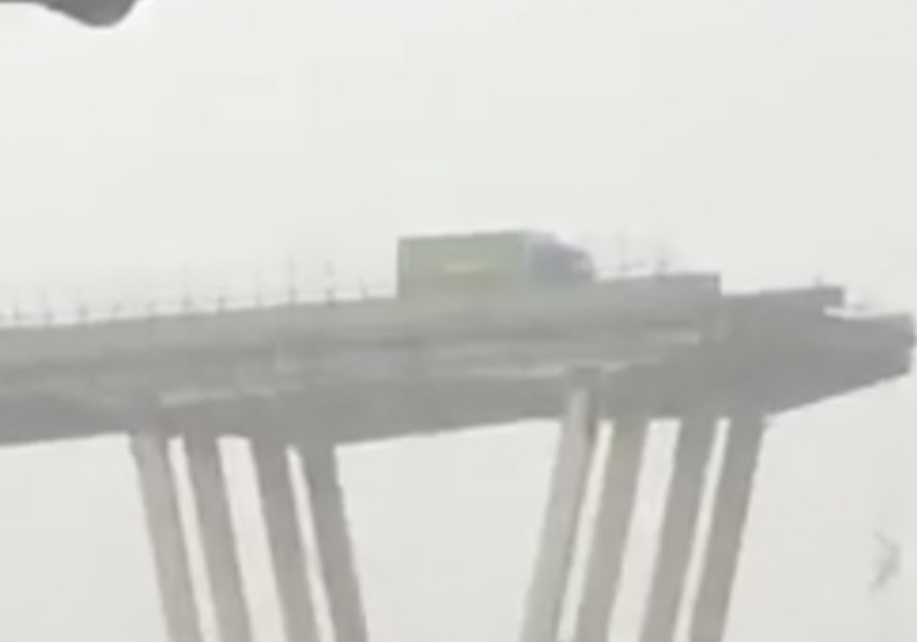 Video Shows Vehicles Stopped at Collapse Point of Genoa Bridge