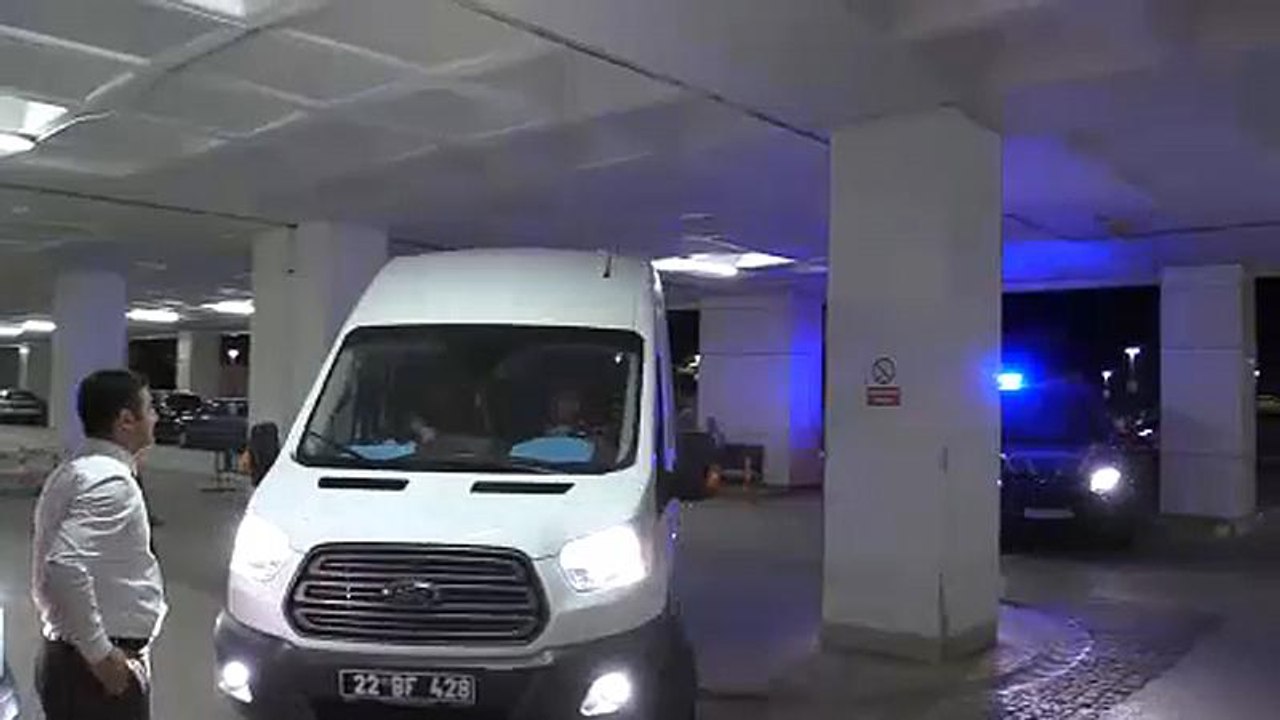 Οι πρώτες στιγμές μετά την αποφυλάκιση των Ελλή...