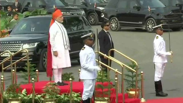 PM Modi inspects the Guard of Honour at Red Fort on Independence Day | OneIndia News