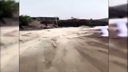 - Suudi Arabistan'da Şiddetli Yağmur Sele Dönüştü