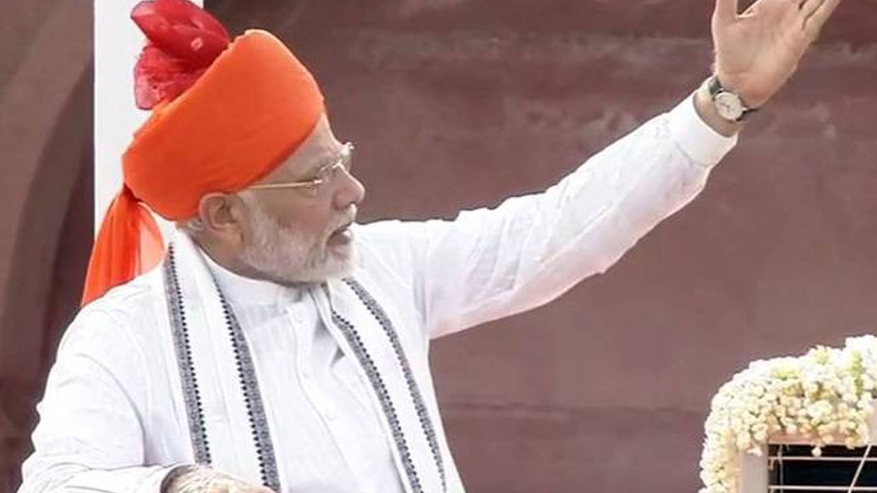 Independence Day पर PM Modi ने कहा कि Honest Tex payers को मैं सलाम करता हूं । वनइंडिया हिंदी