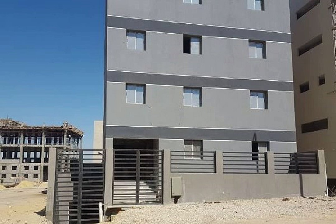 مصنع مع رخصة غذائي للبيع في المنطقة الصناعية القاهرة الجديدة