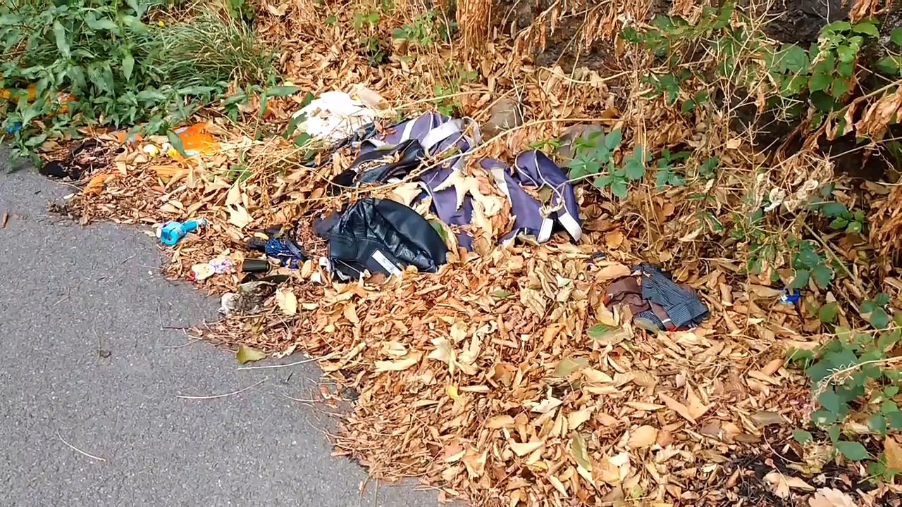 Les déchets jonchent les trottoirs de l'Impasse de la Limite à Dison, une voirie régionale