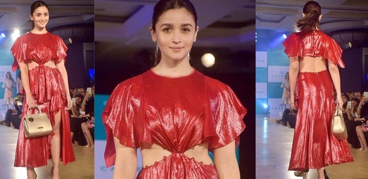 Alia Bhatt Ramp Walk For CAPRESE II ड मेटेलिक ड्रैस में रैंप पर उतरी आलिया
