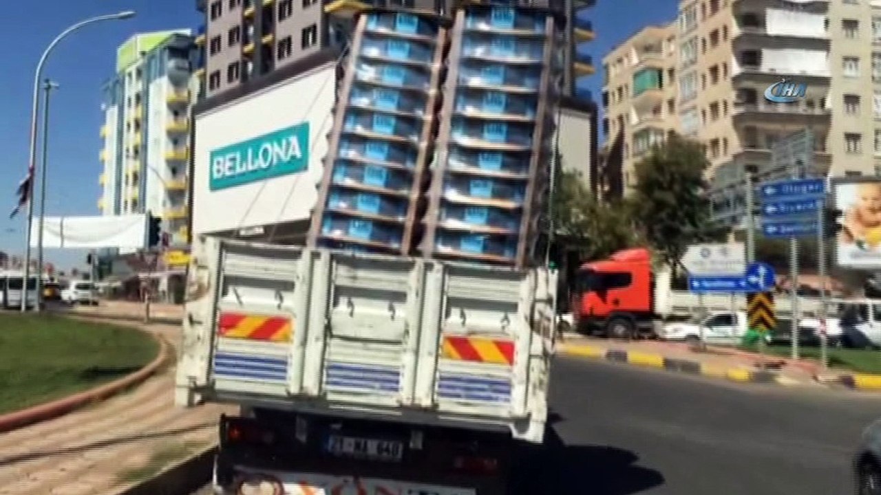 Kamyonun tehlikeli yolculuğu vatandaşları korkuttu