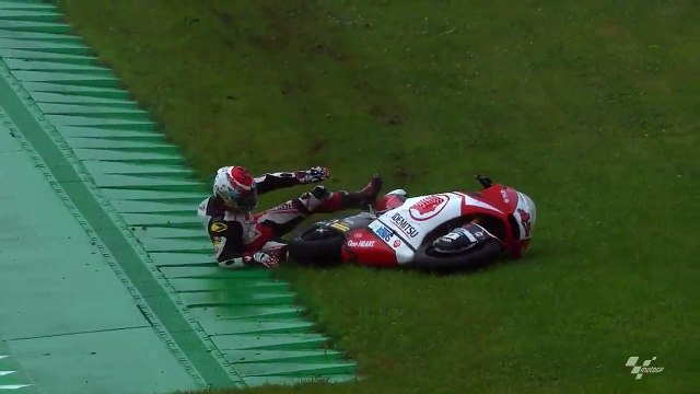 Le pilote Tetsuta Nagashima surfe avec sa moto