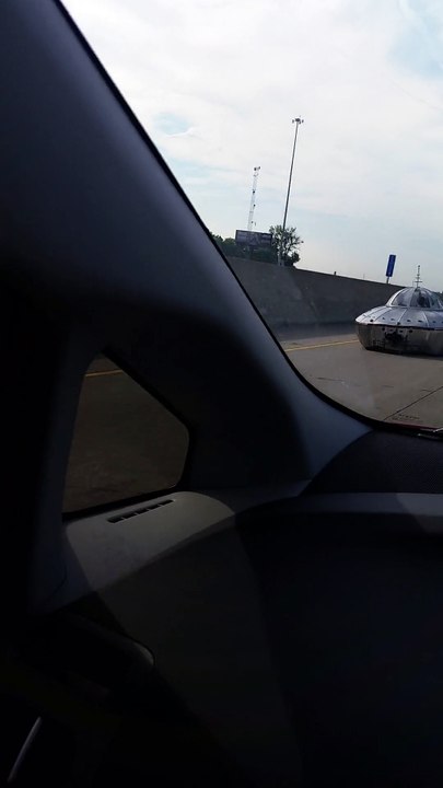 Un ORNI sur la route