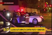 Moderno auto choca contra poste y semáforo en San Isidro