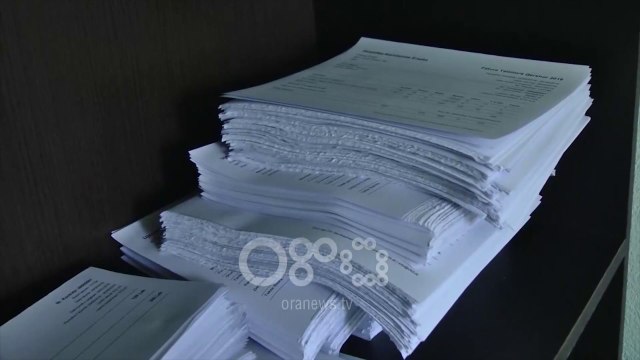 Ora News - Kolonjarët model për pagesën e ujit