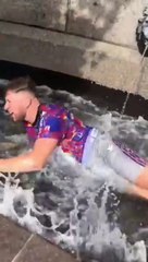 Ces 2 potes s'amusent comme des fous : "tu es en feu" challenge