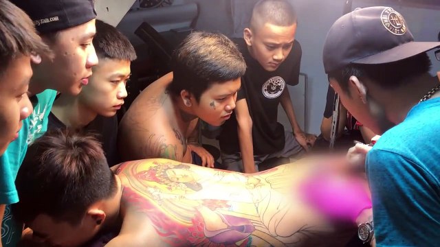 Le métier de tatoueur n'est pas de tout repos...