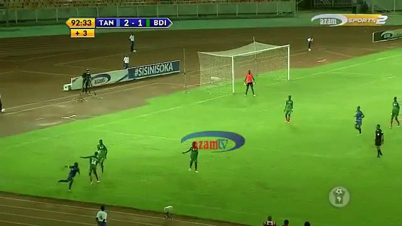 Ce footballeur du Burundi tacle son adversaire  à la gorge