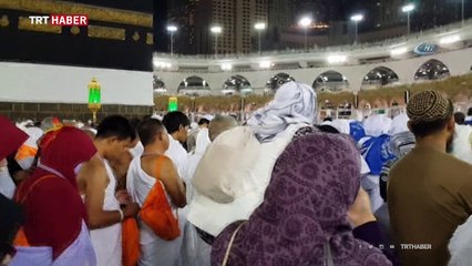 Annesini Kabe'de sırtında taşıdı