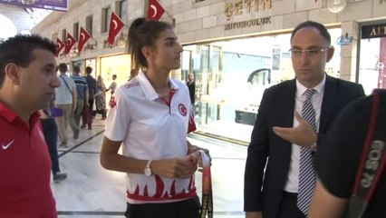 Milli Sporcu, Rusya'da Ödül Olarak Aldığı Doları Bozdurdu