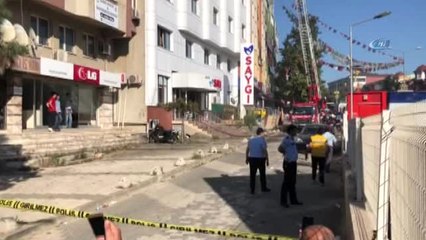 Sultanbeyli'de Özel Bir Hastanenin Çatısında Yangın Çıktı