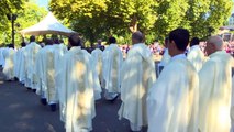 Des pèlerins catholiques célèbrent l'Assomption à Lourdes