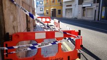 Derrumbe de parte de un balcón obliga a cerrar una acera en calle Pedro Herrero de Candás, Asturias