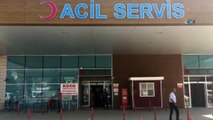 Acil servis önünde araçta doğum yaptı