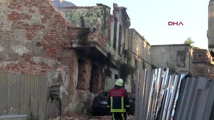 İstanbul Yangın Çıkan Metruk Bina Otomobilin Üzerine Yıkıldı Hd
