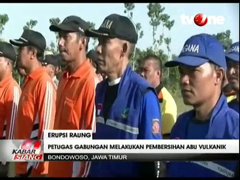 Petugas Gabungan Bersihkan Abu Vulkanik Gunung Raung