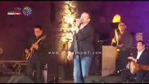 هشام عباس يبدأ حفله بمهرجان القلعة بأغنية 
