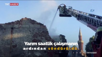 Yangında devrilen duvar otomobili kullanılamaz hale getirdi